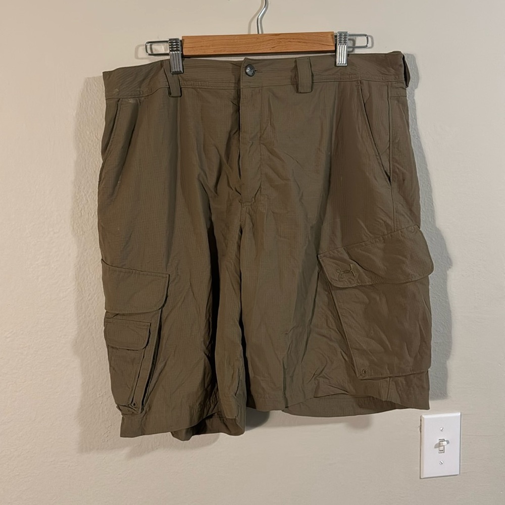 Under Armour Stretch Cargo Shorts. 36